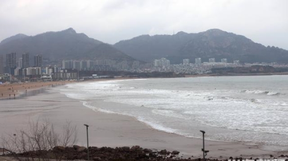 青岛海边风大浪急，请勿靠近