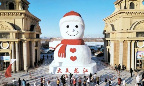 全力打造冰雪文化新名片——“大雪人”亮相，亚冬会带来冰雪文化新机遇