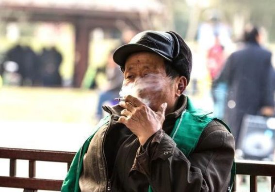 肺腺炎患者为何不能碰一支烟？医生给出的严肃警告