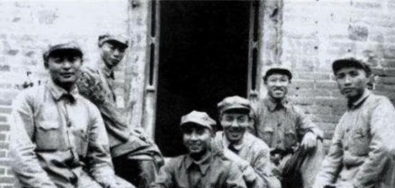 毛主席的铁腕治军：尹先炳被降级与党籍开除的背后