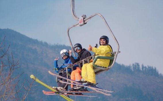 西岭雪山的冰雪新天地——自由式滑雪与四季滑雪的完美结合