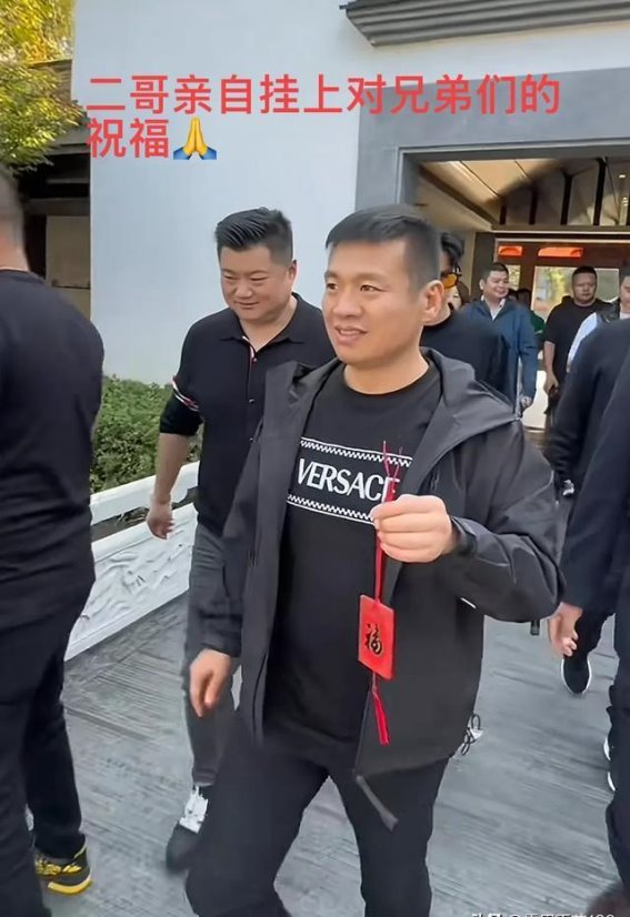 沛县二哥赴九华山修身养性，网友：二哥爆火后确实太累了
